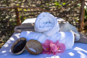 Amerika, Karibik, Große Antillen, Dominikanische Republik, Cabarete, Dekoration auf Massageliege am Strand im Natura Cabana Boutique Hotel & Spa Amerika, Karibik, Große Antillen, Dominikanische Republik, Cabarete, Dekoration auf Massageliege am Strand im Natura Cabana Boutique Hotel & Spa
